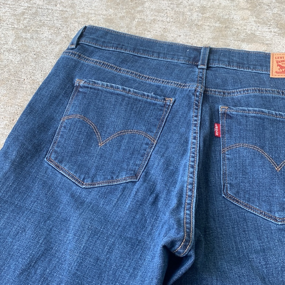 Levi’s Classic Bermuda Shorts - Picture 4 of 12
